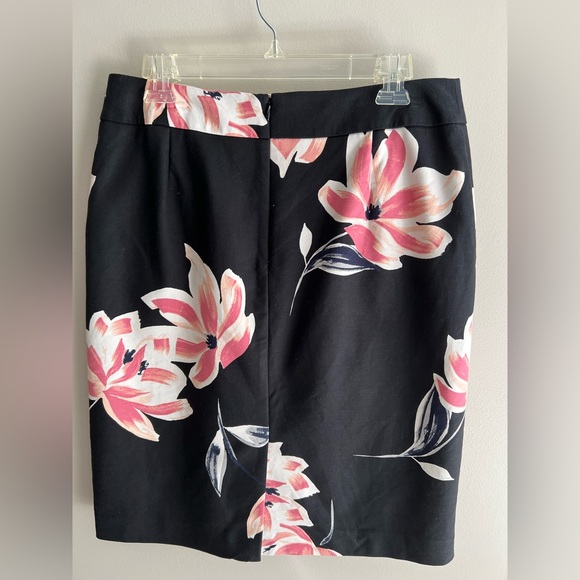 Ann Taylor Factory Pencil Skirt Size 10 Black Floral - Picture 2 of 4